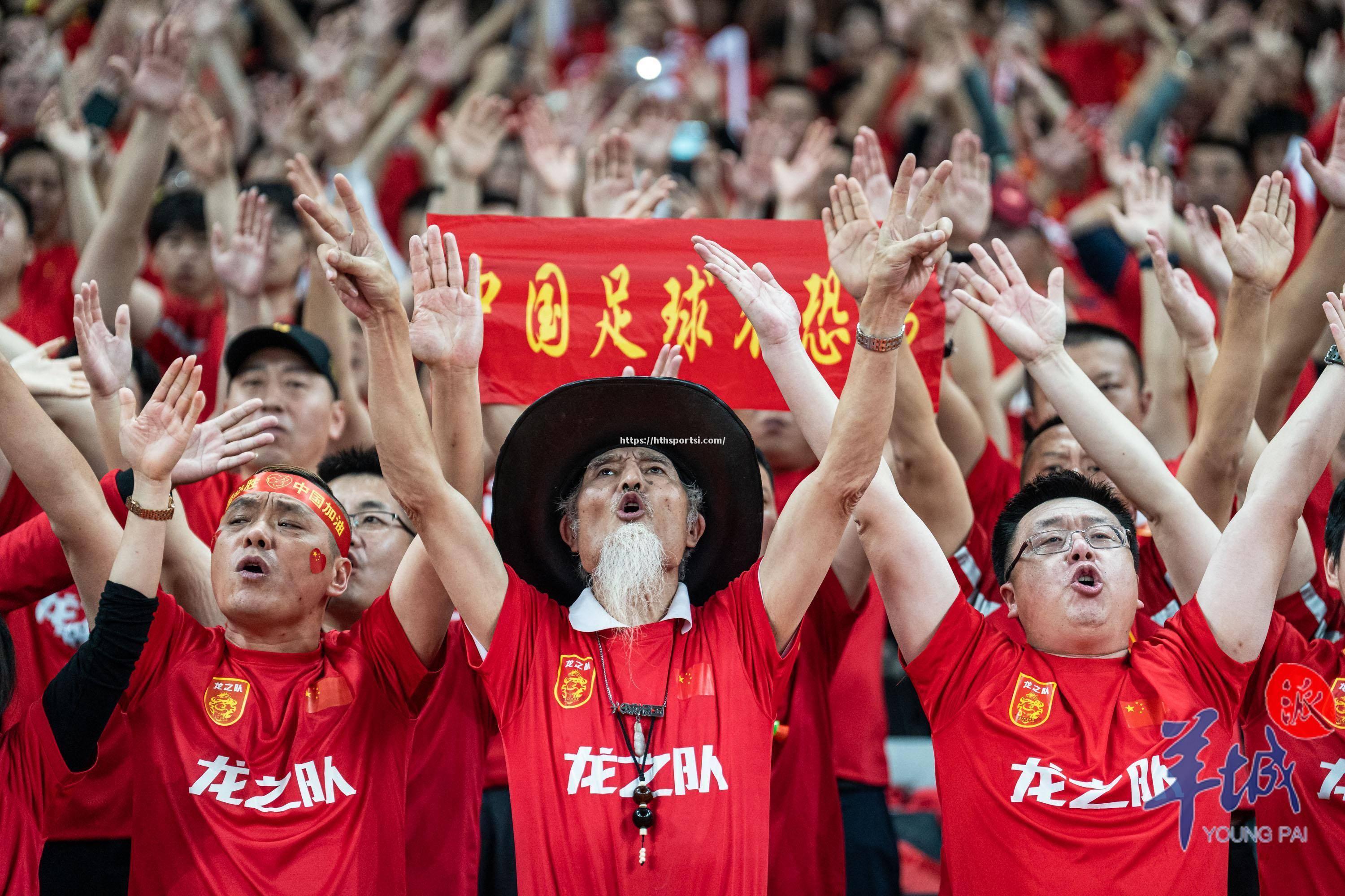 比赛精彩纷呈，球迷欢呼雀跃